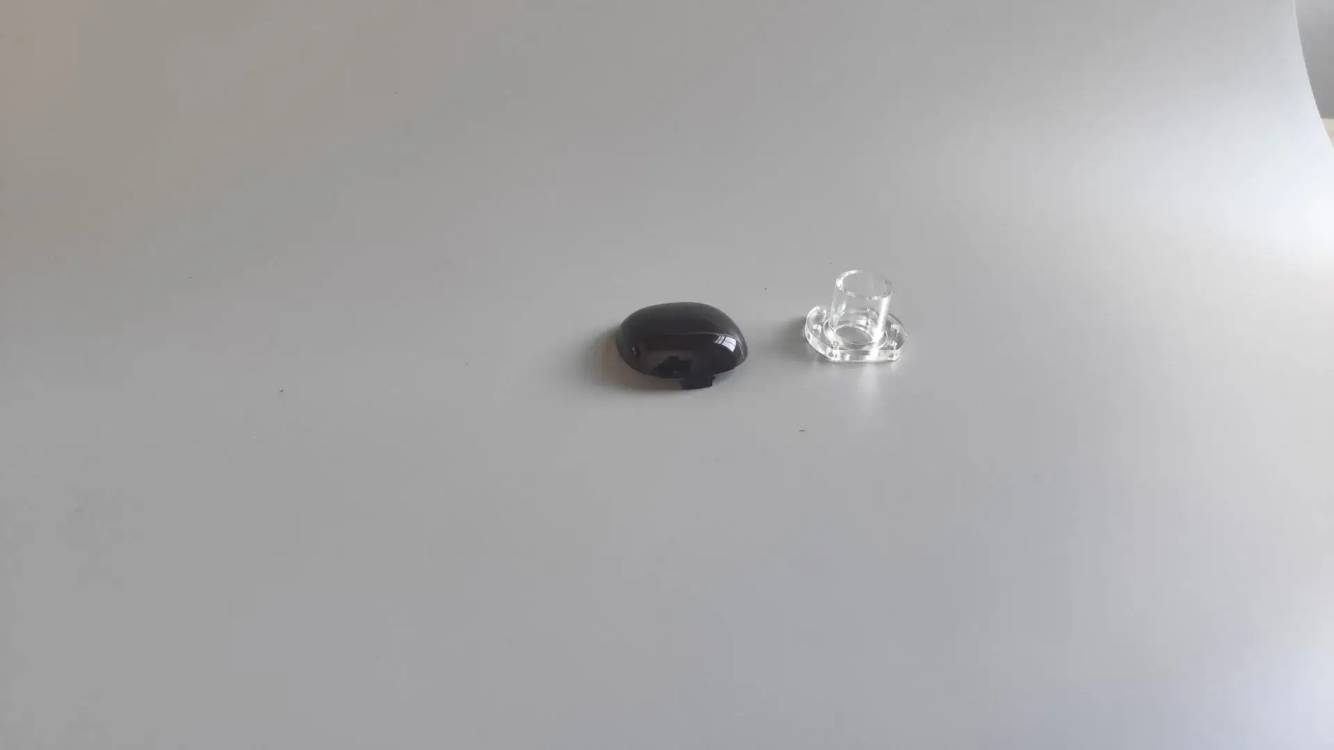 A high-gloss, dyed PMMA prototype featuring crystal-clear transparency and vibrant color, achieved through precision CNC machining and multi-stage hand polishing.